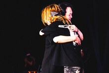 すべてのパフォーマンスを終え、抱擁を交わす黒夢の2人。（撮影：青木カズロー）