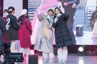 カメラに気付いた大和明桜（左）と石原愛梨沙（右）。