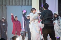 リハーサルで入念に画角をチェックする鶴見萌。