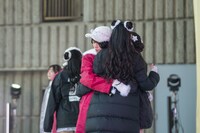 メンバーを抱いて暖をとる隈本茉莉奈。