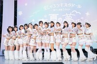 14人で最後の記念撮影を行う虹コン。