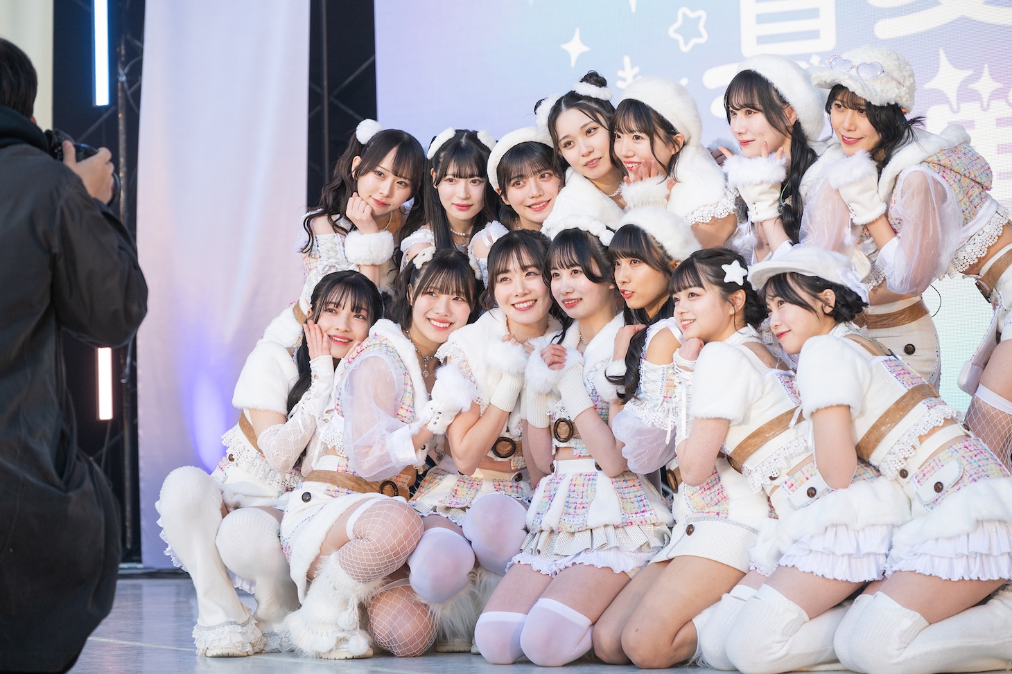 14人で最後の記念撮影を行う虹コン。