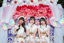 虹のコンキスタドールを卒業した清水理子、鶴見萌、中村朱里（左から）。