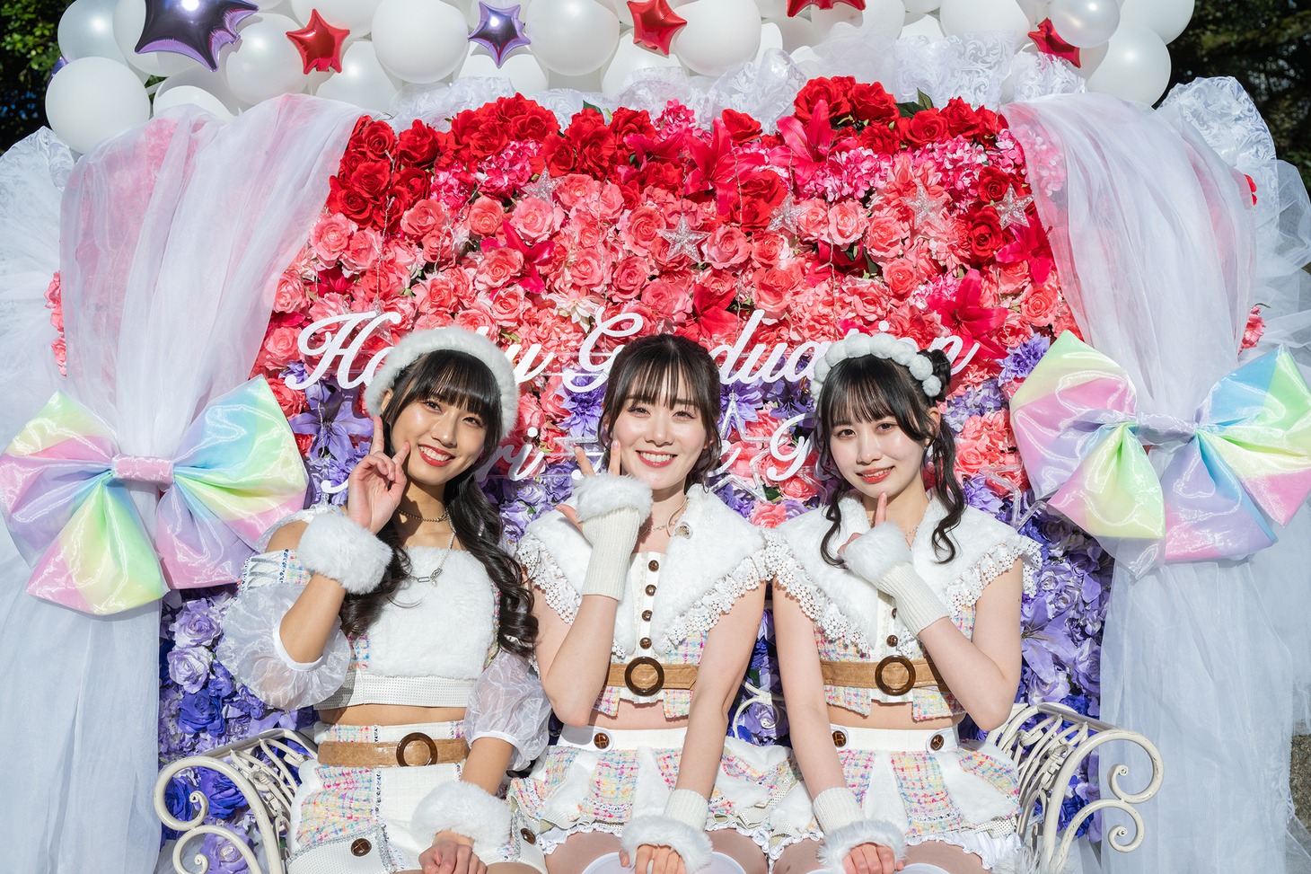 虹のコンキスタドールを卒業した清水理子、鶴見萌、中村朱里（左から）。