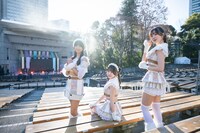 虹コンとしての最後のライブを目前に控えた清水理子、中村朱里、鶴見萌（左から）。