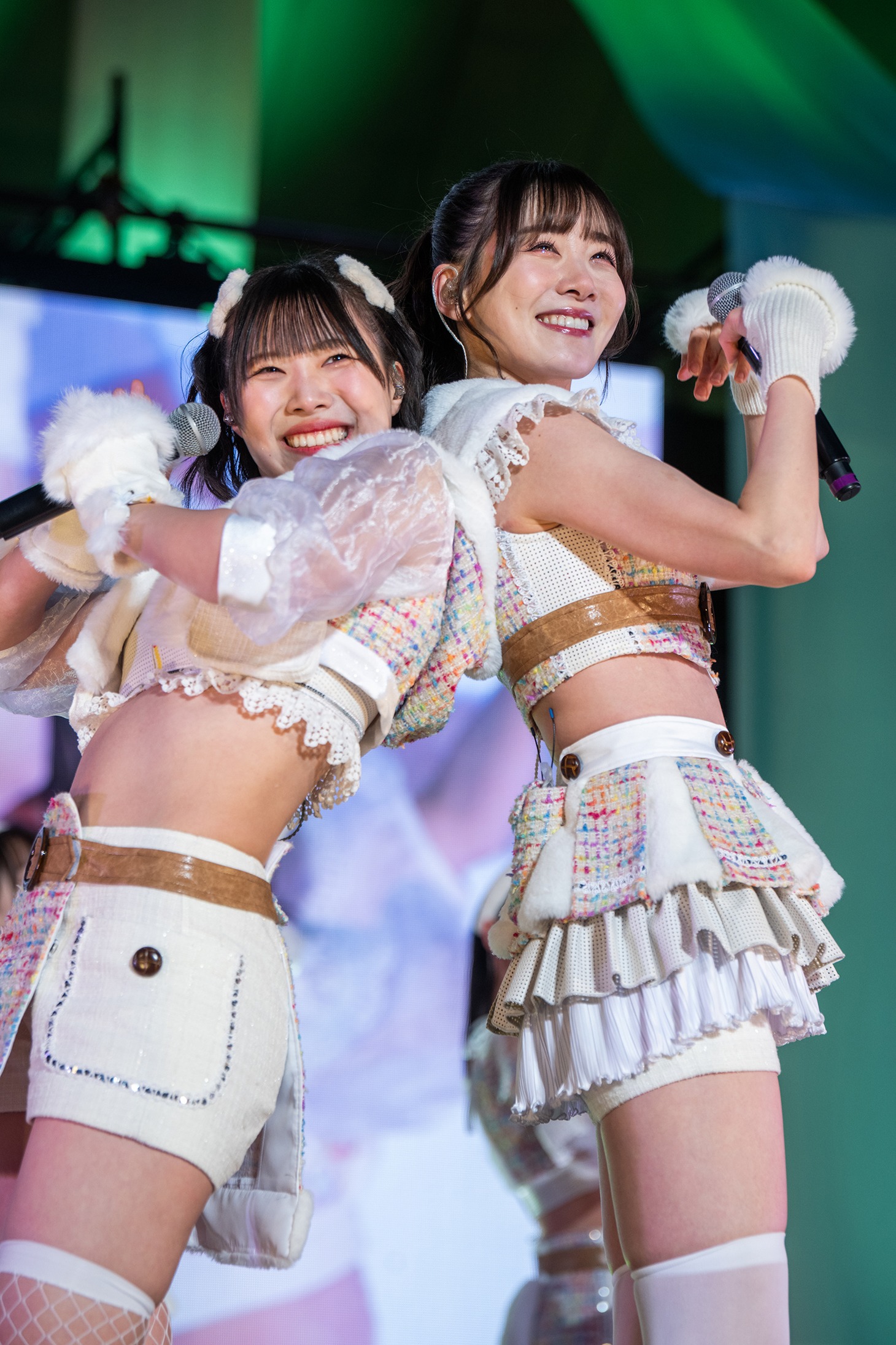 左から的場華鈴、鶴見萌。