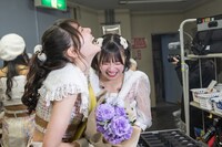 笑い合う鶴見萌（左）と的場華鈴（右）。