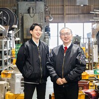 燕物産の捧開維（11代目）専務取締役、捧和雄（10代目）代表取締役社長。