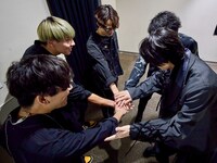 和田雅成とバンドメンバー。