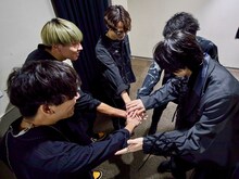 和田雅成とバンドメンバー。