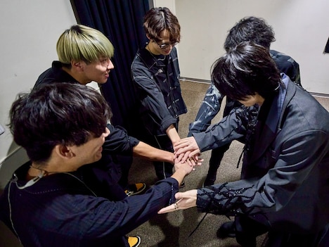 和田雅成とバンドメンバー。