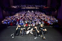 客席をバックに記念撮影する和田雅成とバンドメンバー。