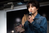 書籍のMINI版を手にする草川拓弥（超特急）。