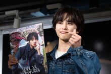 ムービーカメラにハートを投げる草川拓弥（超特急）。