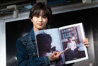 お気に入りの1枚を指差す草川拓弥（超特急）。