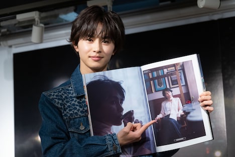 お気に入りの1枚を指差す草川拓弥（超特急）。