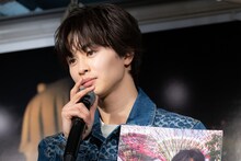 報道陣からの質問に耳を傾ける草川拓弥（超特急）。