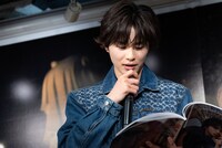 書籍のページをめくる草川拓弥（超特急）。