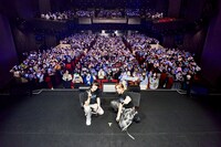 客席をバックに記念撮影する和田雅成と蒼井翔太。