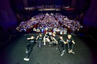 バンドメンバーや蒼井翔太とともに記念撮影する和田雅成。