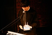 バースデーケーキを手にする岸本亮（Piano）。（撮影：山崎玲士）