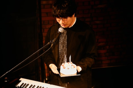 バースデーケーキを手にする岸本亮（Piano）。（撮影：山崎玲士）