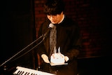 バースデーケーキを手にする岸本亮(Piano)。(撮影:山崎玲士)