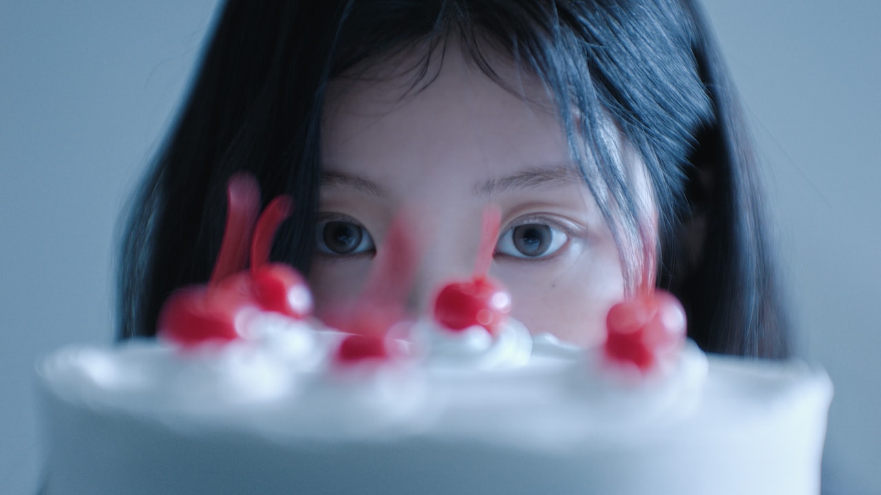 ILLIT初の日本語曲を本日リリース＆MV公開、セカオワNakajinが制作参加した「Almond Chocolate」