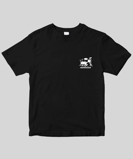 「恒岡章 AkiratsuneokA」限定版のTシャツ（黒）。