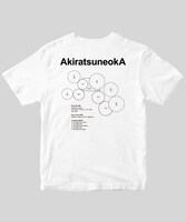 「恒岡章 AkiratsuneokA」限定版のTシャツ（白）。