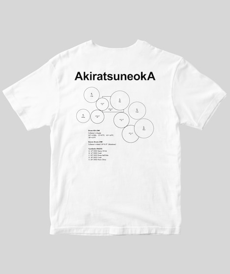 「恒岡章 AkiratsuneokA」限定版のTシャツ（白）。