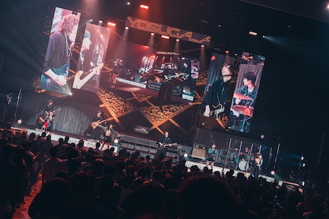 「yosugala band set oneman『progress the night -LINE CUBE SHIBUYA-』」の様子。（撮影：真島洸）