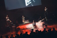 ERENのギターに乗せて「裸足のまま」を歌うyosugala。（撮影：真島洸）