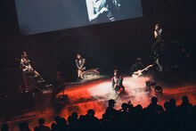 ERENのギターに乗せて「裸足のまま」を歌うyosugala。（撮影：真島洸）