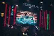 スクリーンを使って野音ワンマンの決定を知らせるyosugala。（撮影：真島洸）