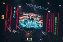スクリーンを使って野音ワンマンの決定を知らせるyosugala。（撮影：真島洸）