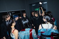 バンドメンバーと円陣を組むyosugala。（撮影：Masayo）