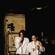 「実験室」出演時のchelmico。