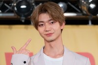 “ナニモノポーズ”で自分を指す吉澤要人（原因は自分にある。）。