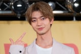 “ナニモノポーズ”で自分を指す吉澤要人(原因は自分にある。)。