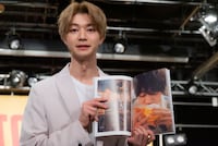 ハンバーガーがおいしかったことを伝える吉澤要人（原因は自分にある。）。