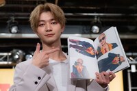 メンバーに「珍しいね」と言われたというオールバックのカットを指す吉澤要人（原因は自分にある。）。