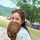 佐々木久美のグローブ越しの眼差し、1st写真集「めくる日々」先行カット第4弾公開