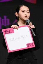 友達のアイスを食べた伊藤万理華。