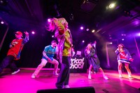 「brand new days」を披露するlyrical school。