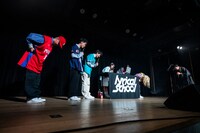 メンバーに感謝を伝えるmana（右）。