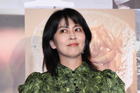 終始リラックスした様子で松村北斗とトークする松たか子。