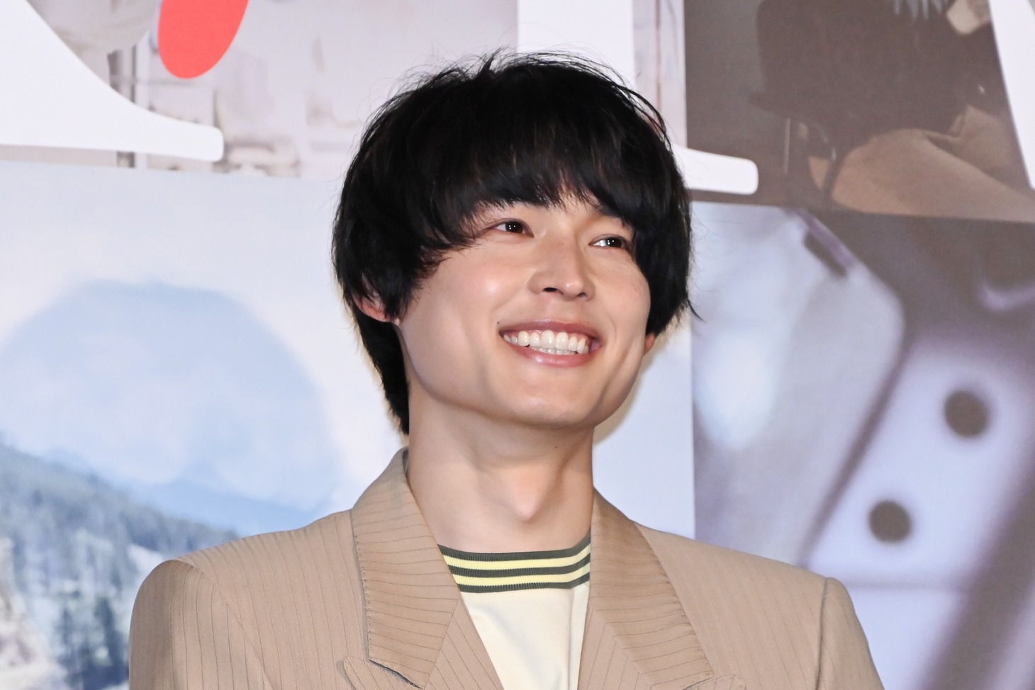 笑顔の松村北斗。
