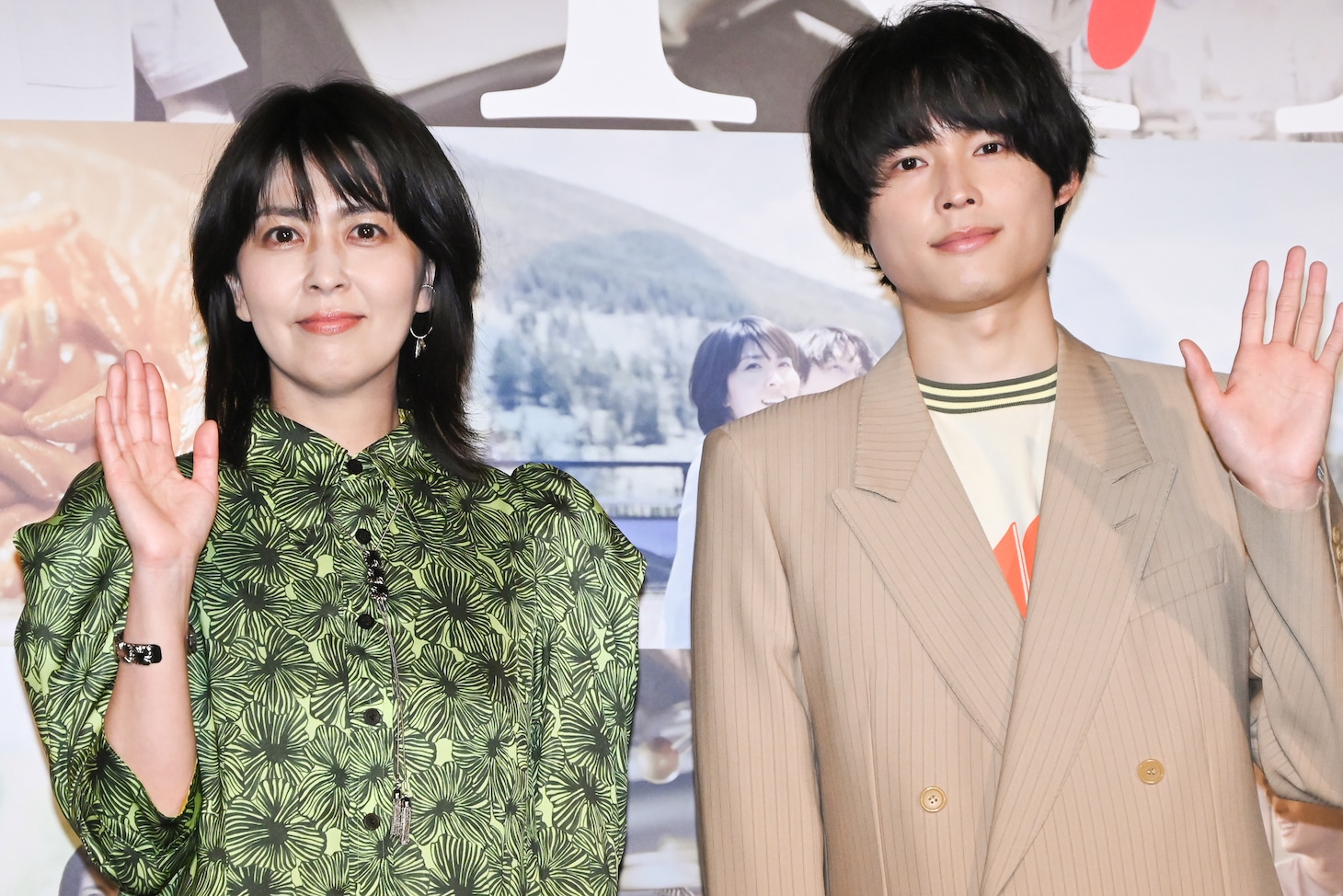 手を振る松たか子（左）、松村北斗（右）。