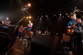 真心ブラザーズ×銀杏BOYZ、世代越え共鳴する2組が大阪で激突「漂流教室」「明日はどっちだ！」コラボも